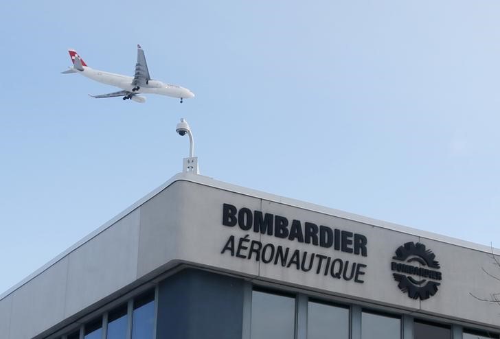 © Reuters. Самолет над заводом Bombardier в Монреале