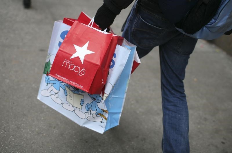 © Reuters. Shopper carries bags along sidewalk in New york