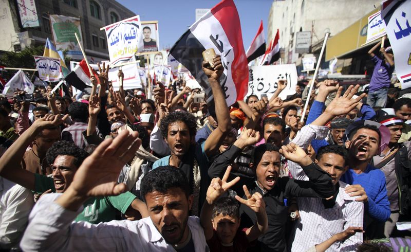 © Reuters. Manifestantes anti-Houthi durante protesto em Taiz, no Iêmen