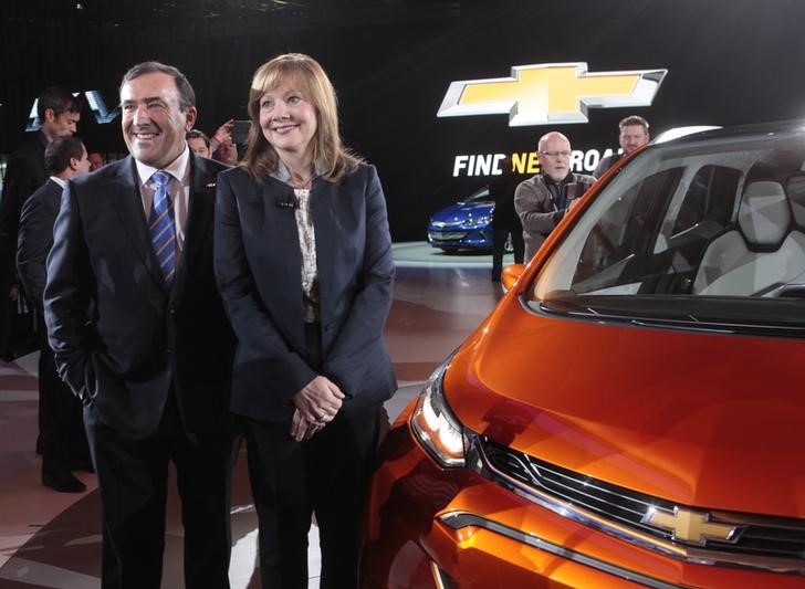 © Reuters. General Motors CEO Barra and Batey President of GM North America pose next to the Chevrolet Bolt EV electric concept car after it was unveiled during the first press preview day of the North American International Auto Show in Detroit