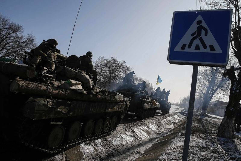 © Reuters. Members of the Ukrainian armed forces ride on armoured personnel carriers near Debaltseve
