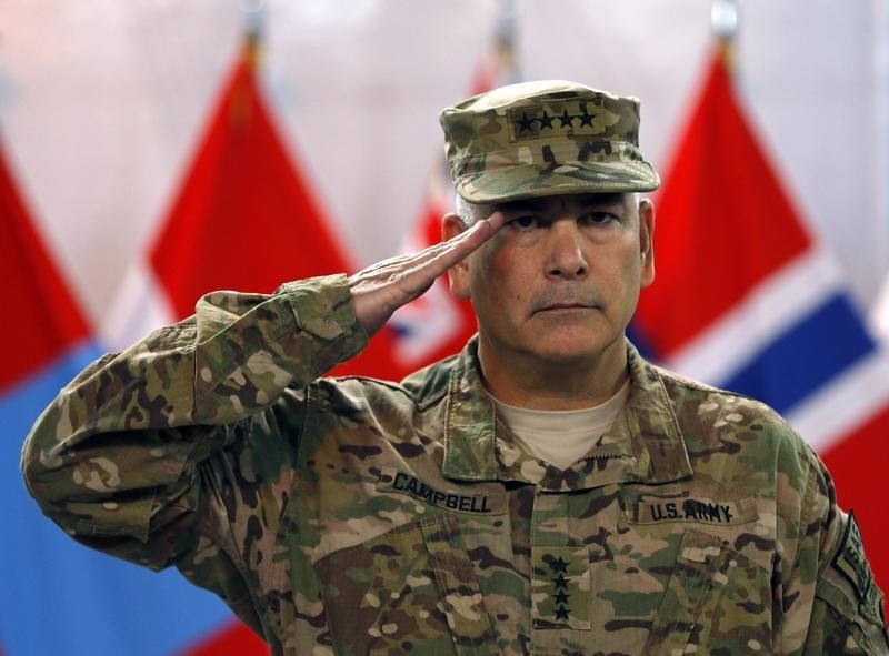 © Reuters. U.S. General John Campbell, commander of NATO-led International Security Assistance Force (ISAF), salutes during the change of mission ceremony in Kabul