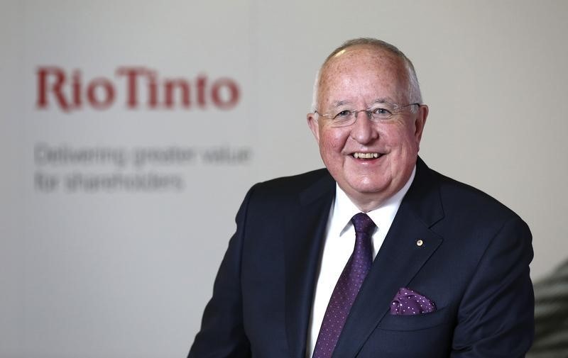 © Reuters. Rio Tinto Chief Executive Sam Walsh poses for photographers at the London Stock Exchange prior to delivering the company results