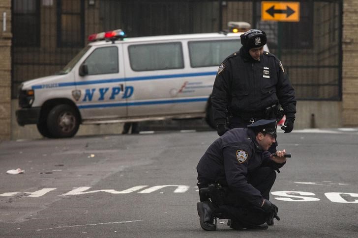 © Reuters. Policiais de Nova York fazem buscas em local de tiroteio no Bronx