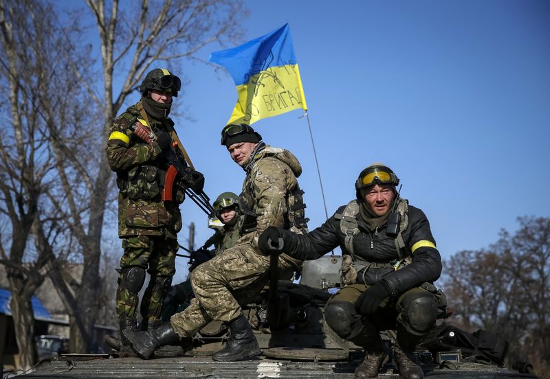 © Reuters. Soldados ucranianos em veículo blindado perto de Debaltseve