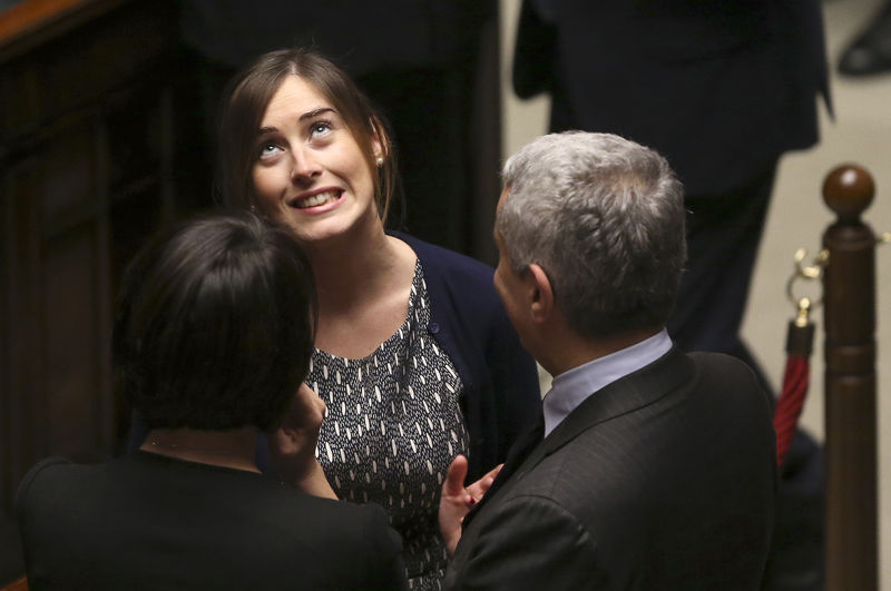 © Reuters. Il ministro delle Riforme Maria Elena Boschi (al centro)