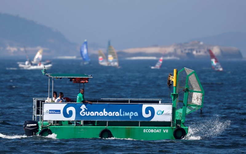 © Reuters. Embarcação para limpeza da Baía de Guanabara no Rio de Janeiro