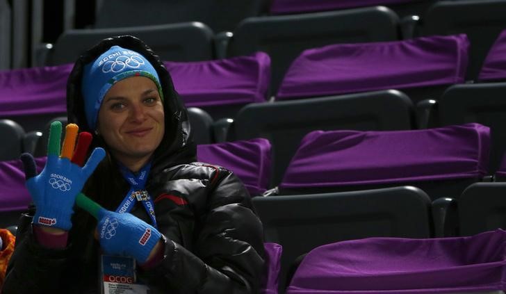 © Reuters. La campeona Isinbayeva comienza su preparación para los Juegos Olímpicos de 2016