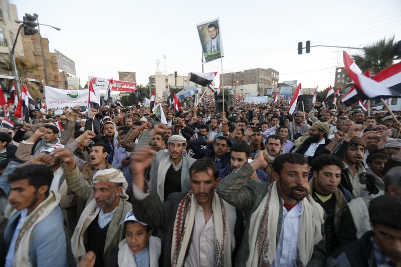 © Reuters. Pro-Houthi protesters demonstrate to commemorate the fourth anniversary of the uprising that toppled former President Ali Abdullah Saleh in Sanaa