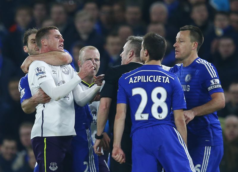 © Reuters. Branislav Ivanovic, de Chelsea, agarra James McCarthy, do Everton, durante partida do Campeonato Inglês no estádio Stamford Bridge