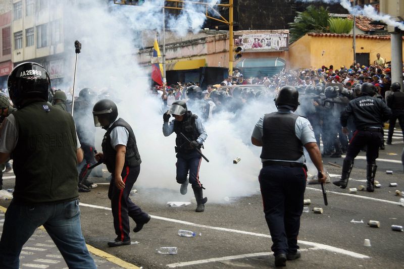 © Reuters. Polícia e estudantes entram em confronto na Venezuela