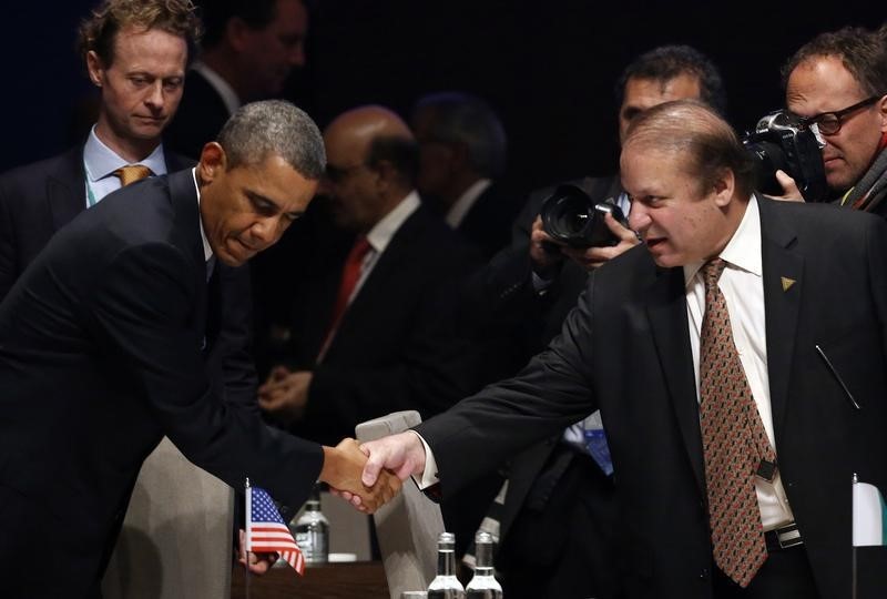 © Reuters. Pakistan's PM Sharif shakes hands with U.S. President Obama during the opening session of the Nuclear Security Summit in The Hague