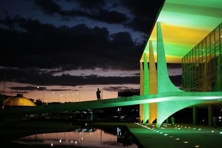 © Reuters. Um segurança anda na frente do Palácio do Planalto, em Brasília.