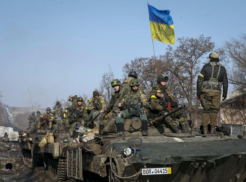 © Reuters. Membros das Forças Armadas da Ucrânia perto de Debaltseve