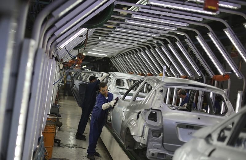 © Reuters. Trabalhadores na fábrica da montadora Ford em São Bernardo do Campo, em São Paulo