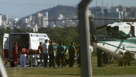 © Reuters. Agentes resgatam ferido de plataforma afretada pela Petrobras