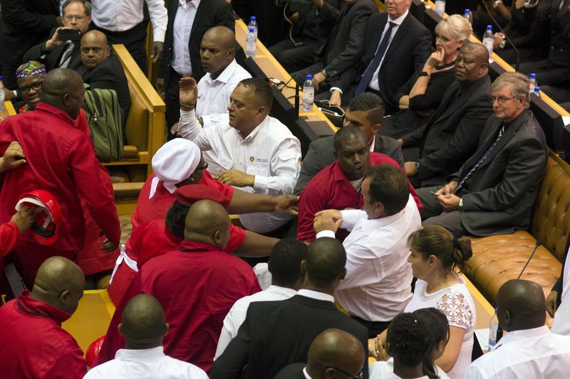 © Reuters. Confusão no Parlamento da África do Sul