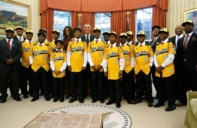 © Reuters. Obama welcomes members of the Jackie Robinson West All Stars Little League baseball team from Chicago in the Oval Office at the White House in Washington