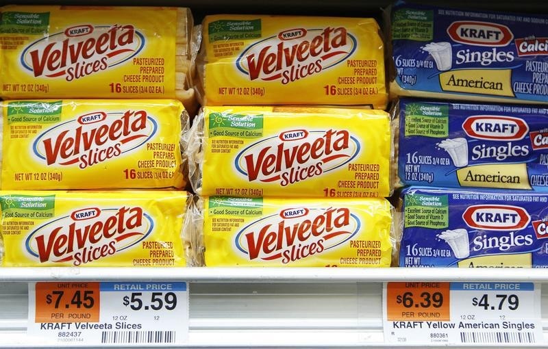 © Reuters. Price tags and a stack of Kraft Foods Inc. "Velveeta Slices" and "Singles" can be seen in a supermarket in New York