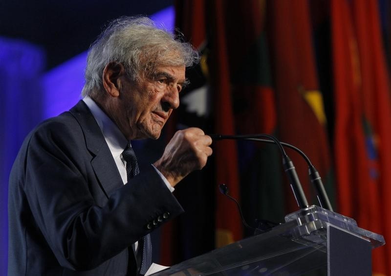 © Reuters. Holocaust Museum Founding Chairman Elie Wiesel speaks a ceremony commemorating the 20th anniversary of the Museum in Washington