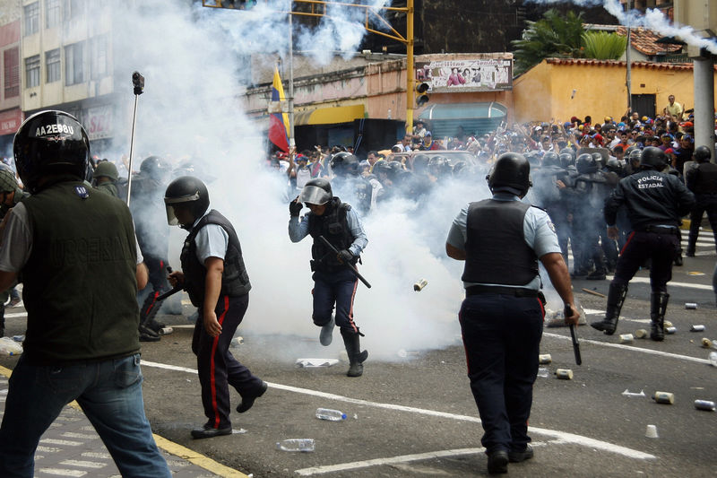© Reuters. مظاهرات مناهضة واخرى مؤيدة لحكومة الرئيس مادورو في فنزويلا