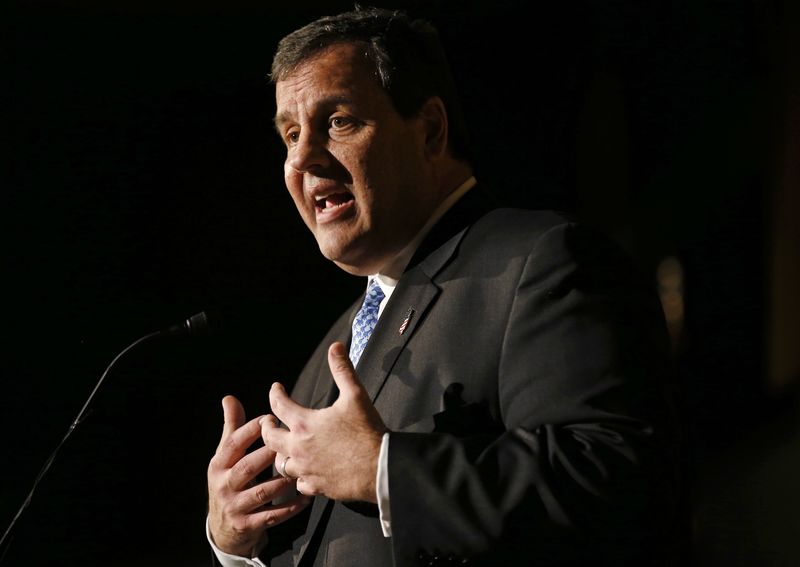 © Reuters. New Jersey Governor Chris Christie speaks at the Northwest Suburban Republican Lincoln Day Dinner in Rolling Meadows, Illinois