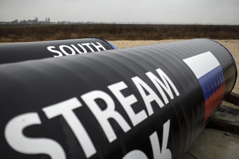 © Reuters. Gas pipes bearing the flag of Russia lie on the ground near the Serbian village of Sajkas