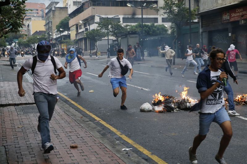 © Reuters. Choques en Venezuela entre fuerzas seguridad y manifestantes opositores