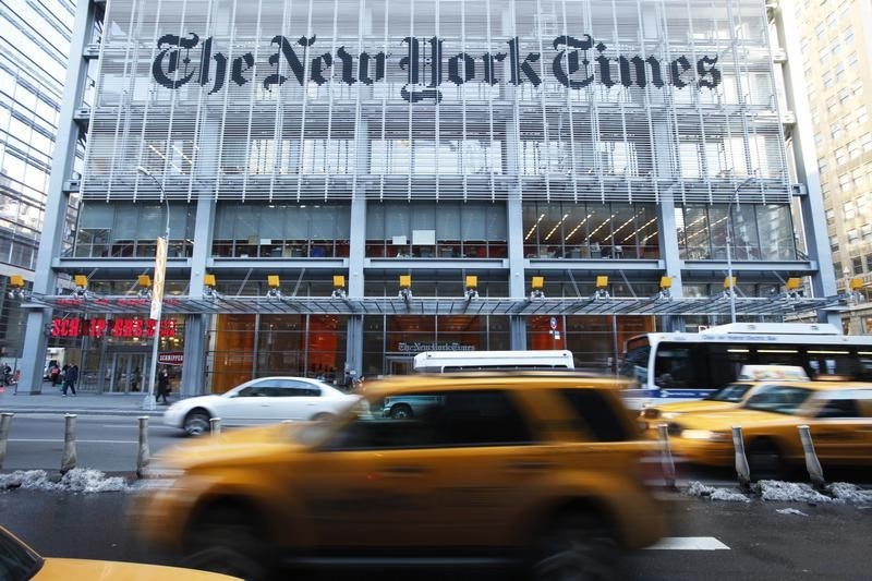 © Reuters. وفاة ديفيد كار الصحفي البارز في نيويورك تايمز عن 58 عاما