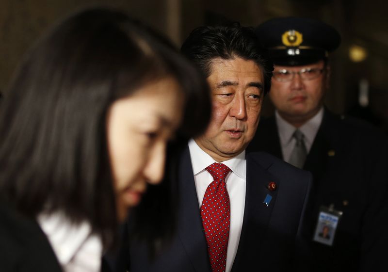 © Reuters. Japan's PM Abe is surrounded by security officers as he arrives at the lower house of parliament in Tokyo