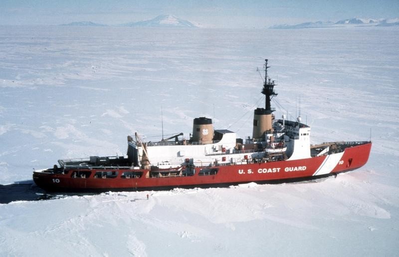 © Reuters. كاسحة جليد أمريكية تنقذ سفينة محاصرة في القطب الجنوبي