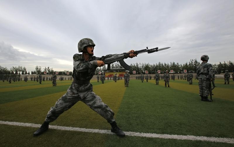 © Reuters. مصدران: الجيش الصيني يتدرب على أول عرض عسكري كبير في عهد شي