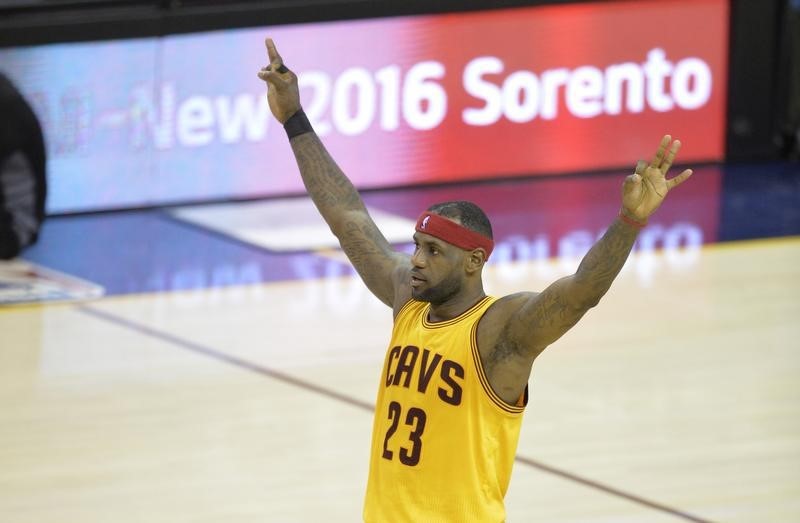 © Reuters. روز يقود بولز للفوز على كافاليرز بدوري كرة السلة الامريكي