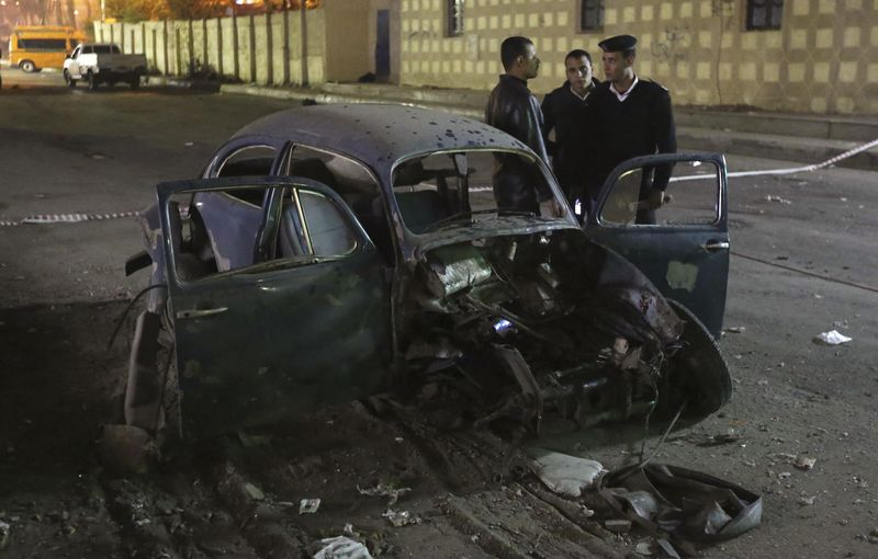 © Reuters. وزارة الداخلية: إصابة 8 رجال شرطة في انفجار بالعاصمة المصرية