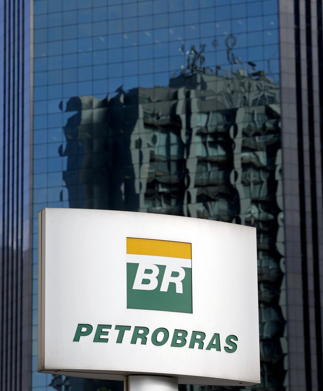 © Reuters. Logotipo da Petrobras visto em São Paulo