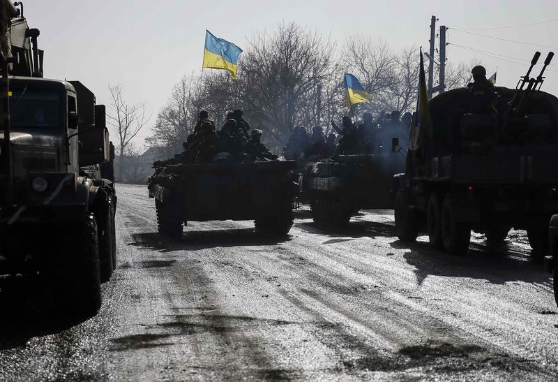 © Reuters. Membros das forças armadas ucranianas num blindado de transporte perto de Debaltseve