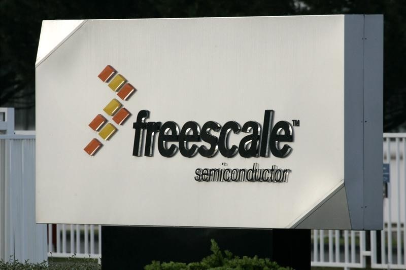 © Reuters. The logo of Freescale Semiconductor Inc is seen at the entrance of the plant in Toulouse