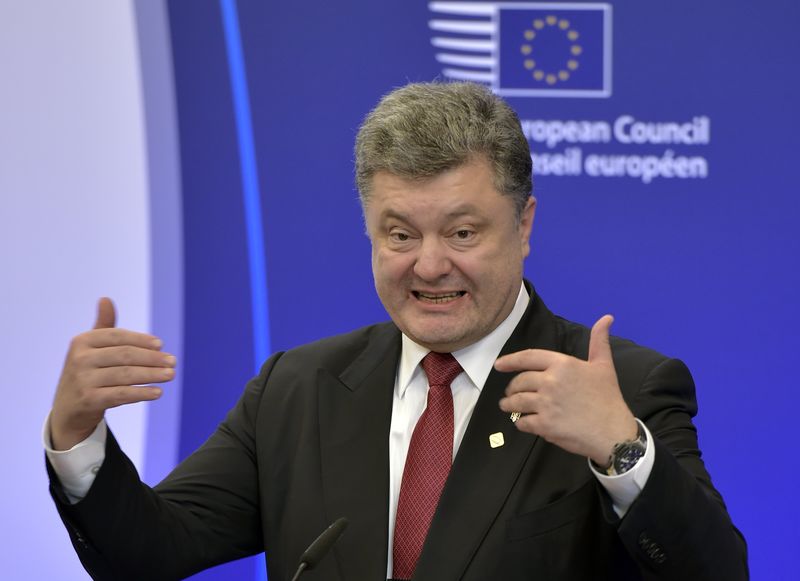 © Reuters. Poroshenko dice que aún queda un largo camino para la paz en Ucrania