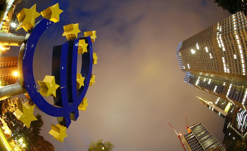 © Reuters. Símbolo do euro visto na sede do Banco Central Europeu (BCE) em Frankfurt