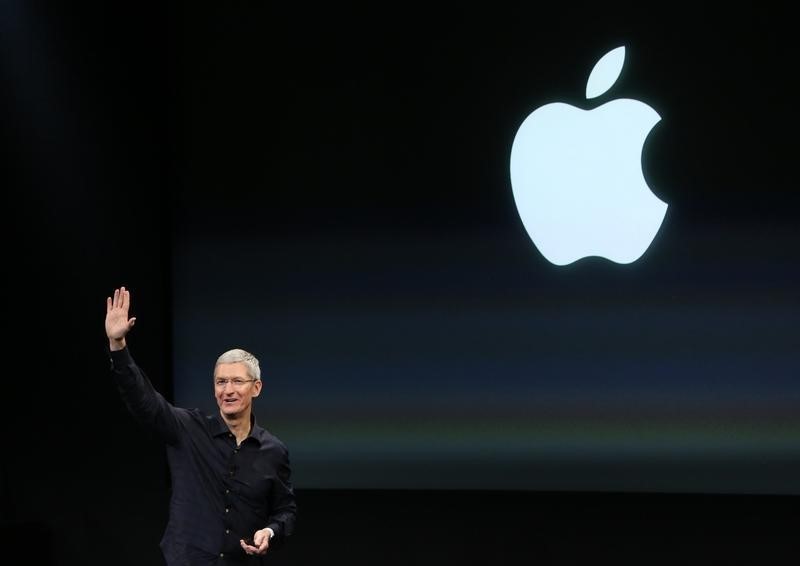 © Reuters. Tim Cook, CEO da Apple, fala durante apresentação na sede da empresa, em foto de arquivo