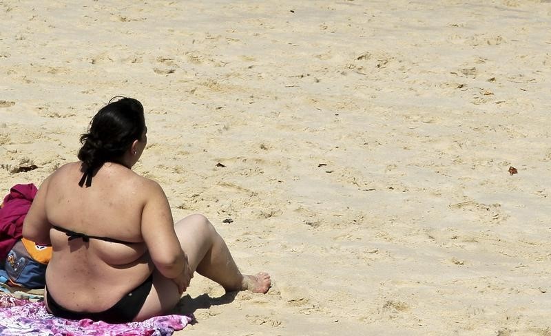 © Reuters. Mulher toma sol na praia de Ipanema, no Rio de Janeiro