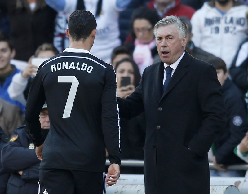 © Reuters. Ancelotti apoya a Ronaldo después de las críticas por la fiesta