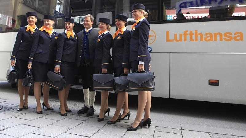 © Reuters. Бортпроводники Lufthansa фотографируются в Мюнхене 