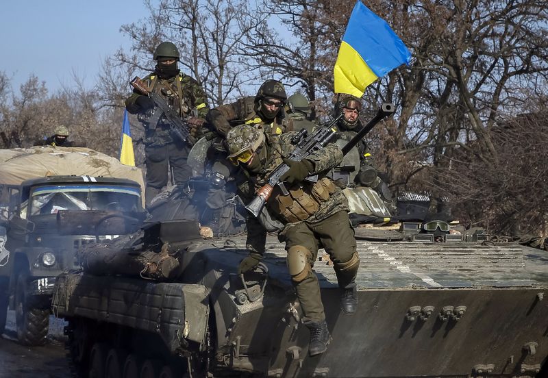 © Reuters. Soldados ucranianos perto de Debaltseve