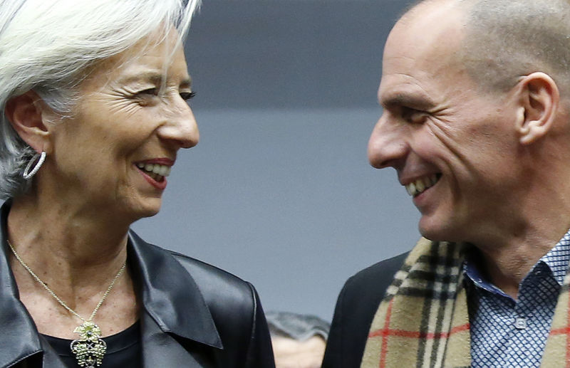 © Reuters. La direttrice del Fmi Christine Lagarde e il ministro delle Finanze greco Yanis Varoufakis