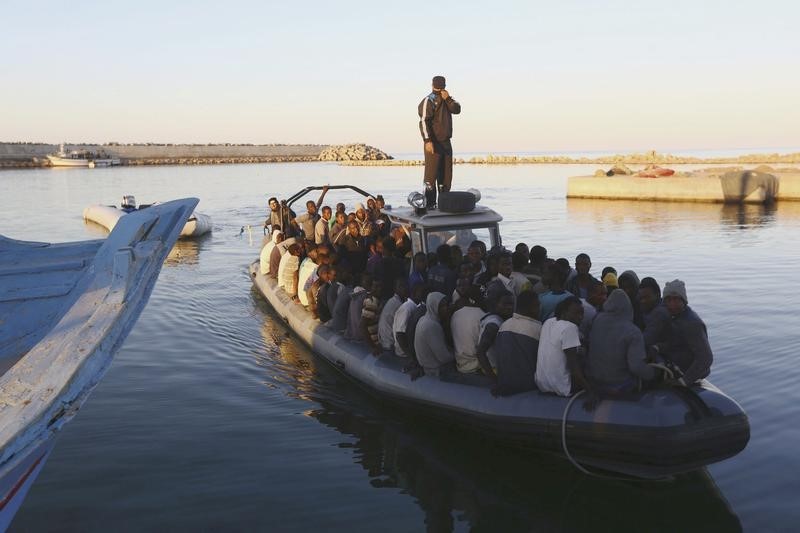 © Reuters. الإبلاغ عن صعوبات تواجهها قوارب مهاجرين قبالة ليبيا