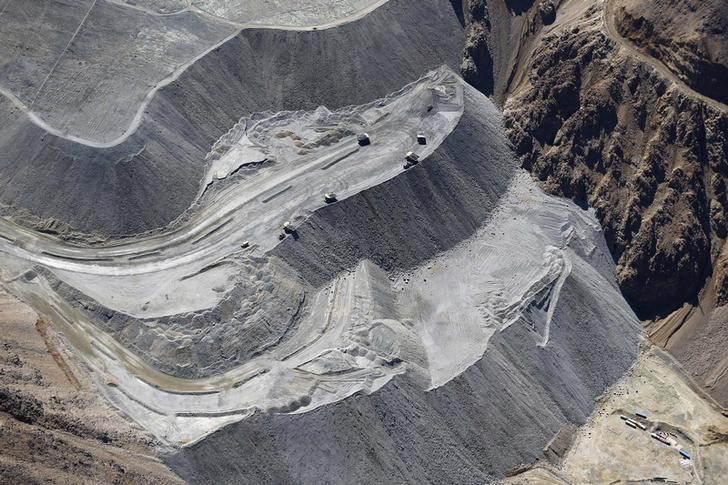 © Reuters. Вид с воздуха на медное месторождение Los Bronces компании Anglo American близ Сантьяго