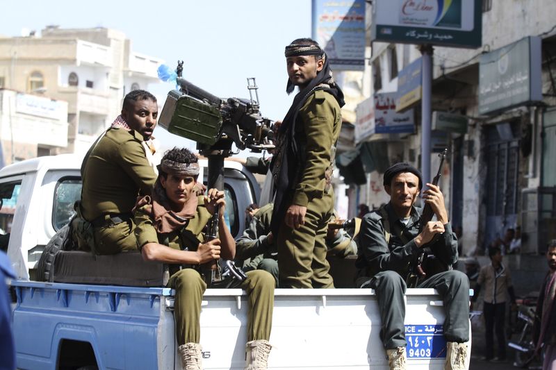 © Reuters. مسؤول: مقتل ضابط بالقوات الجوية في هجوم بالرصاص في جنوب اليمن