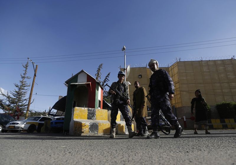 © Reuters. السعودية ودول غربية تجلي موظفي سفاراتها في اليمن بسبب مخاوف أمنية