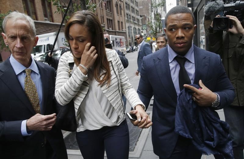 © Reuters. Former Baltimore Ravens NFL running back Ray Rice and his wife Janay arrive for a hearing at a New York City office building